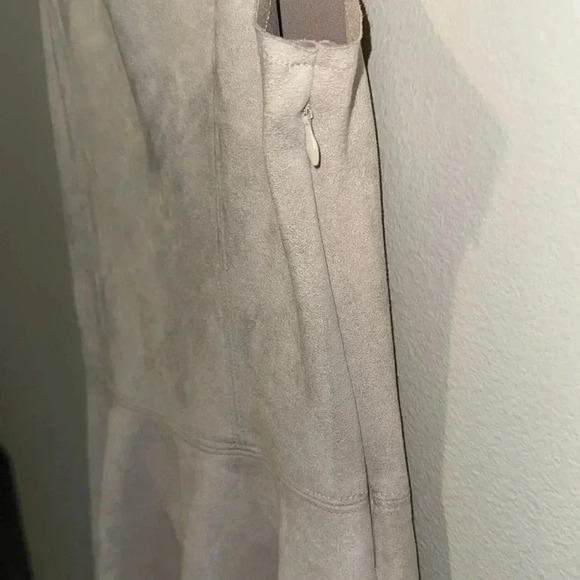 Francesca’s taupe suede like dress, NWT. XS. - Picture 4 of 9